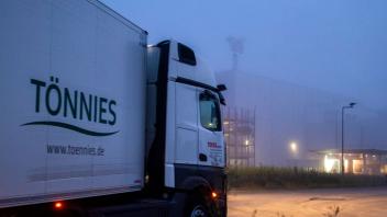 Ein Lastwagen fährt auf das Gelände des Fleischwerks Tönnies, es herrscht dichter Nebel.