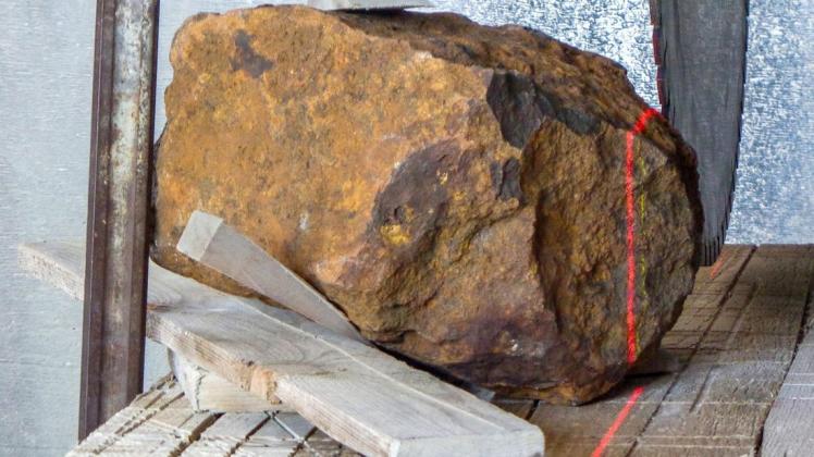 Ein Meteorit liegt in Blaubeuren auf einer Werkbank. Nach Angaben des Deutschen Zentrums für Luft- und Raumfahrt wurde der rund 30 Kilogramm schwere Meteorit als größter bislang bekannter Steinmeteorit bestimmt.