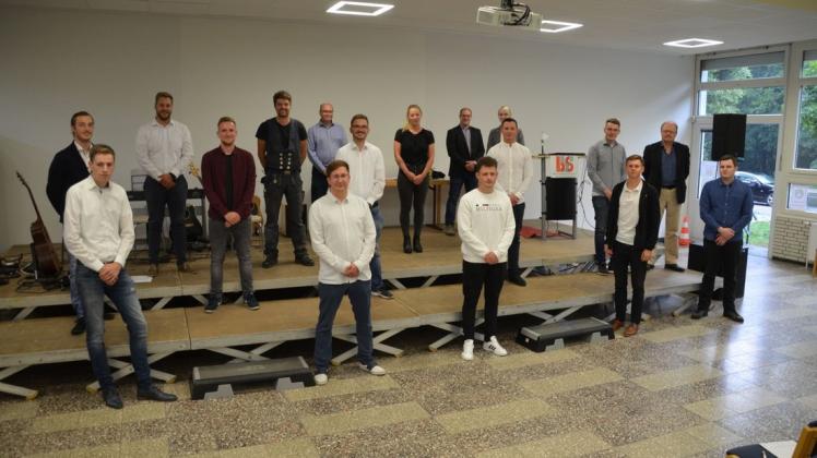 Mit Abstand zum Erfolg: die Technikerschule (Fachschule Maschinentechnik und Fachschule Elektrotechnik hat ihre Schüler und Schülerinnen, die die Prüfung zum „Staatlich geprüften Techniker“ bestanden haben, verabschiedet. Mit Abstand zum Erfolg: die Technikerschule (Fachschule Maschinentechnik und Fachschule Elektrotechnik hat ihre Schüler und Schülerinnen, die die Prüfung zum „Staatlich geprüften Techniker“ bestanden haben, verabschiedet.