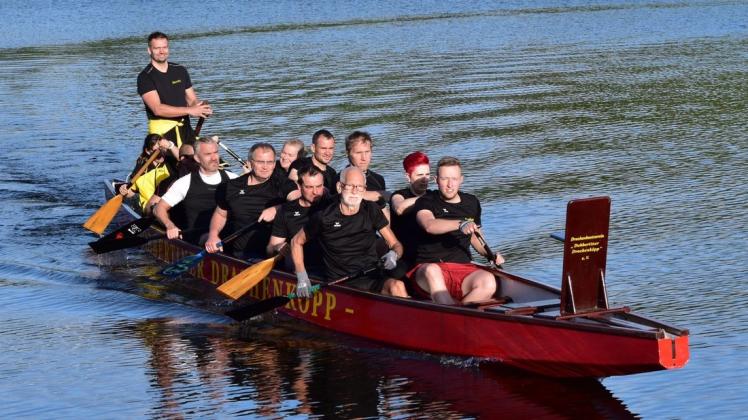 Trainingseinheit auf dem heimischen See: Die Drachenbootsportler aus Dobbertin bereiten sich auf anstehende Wettkämpfe vor.
