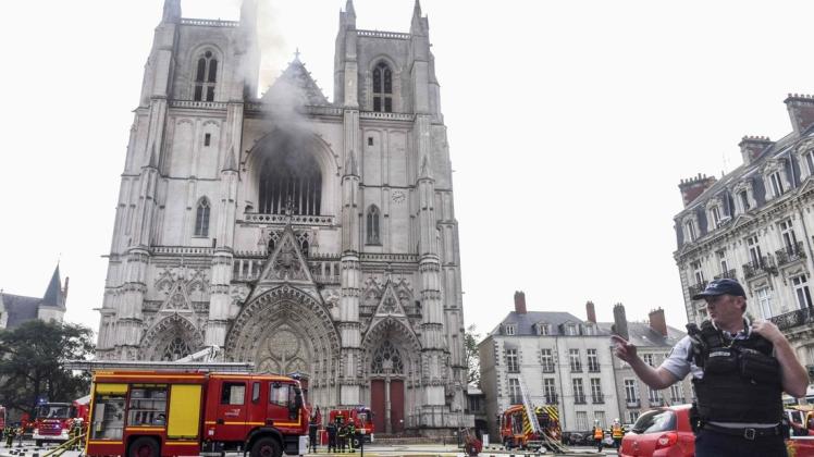 Die Einsatzkräfte seien um 7.44 Uhr wegen des Brandes alarmiert worden, teilte die Feuerwehr des nordfranzösischen Départements Loire-Atlantique der Nachrichtenagentur AFP mit.