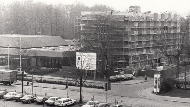 Da fehlt noch ein Geschoss: Im Januar 1980 befand sich das Hotel am Stadtpark noch im Bau.