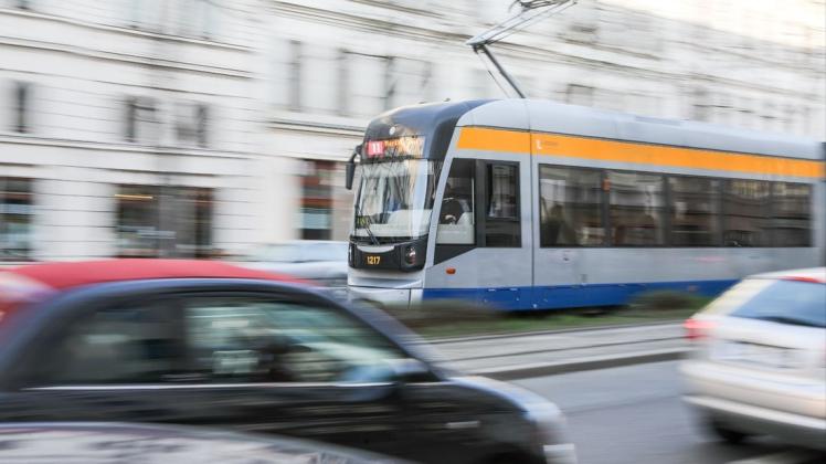 Nach einer Auseinandersetzung vor einer Leipziger Straßenbahn ermittelt die Polizei wegen des Verdachts auf gefährliche Körperverletzung gegen einen Kontrolleur der Leipziger Verkehrsbetriebe (LVB). (Symbolbild)
