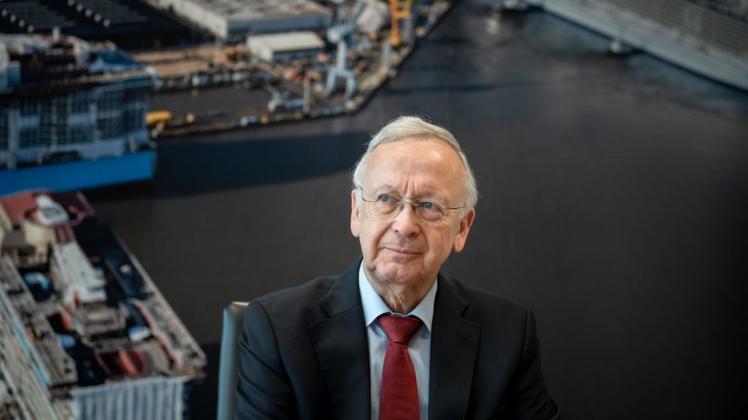 Bernard Meyer, Geschäftsführer der Meyer Werft Papenburg informiert in einem Video seine Mitarbeiter über den aktuellen Stand der Dinge.
