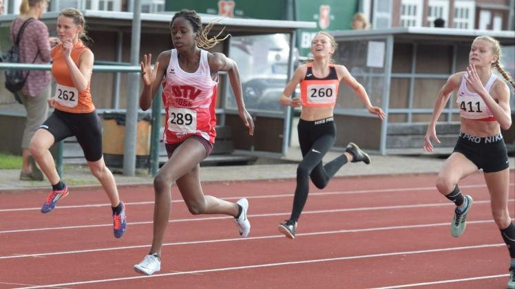 Schnellste Sprinterin des Abendsportfests in Delmenhorst: Ofure Okojie (Zweite von links). Das zwölfjährige Talent, das für den Delmenhorster TV startet, liegt in der deutschen U14-Rangliste weit vorne. Schnellste Sprinterin des Abendsportfests in Delmenhorst: Ofure Okojie (Zweite von links). Das zwölfjährige Talent, das für den Delmenhorster TV startet, liegt in der deutschen U14-Rangliste weit vorne.