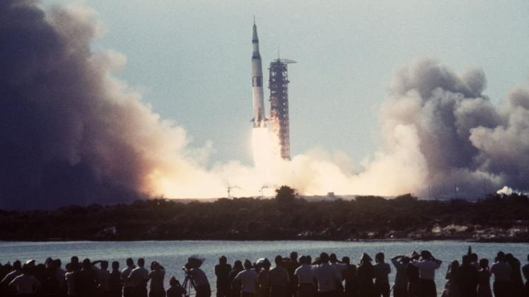 Am 16. Juli 1969 startete die Saturn V-Rakete mit der Raumfähre Apollo 11 in Cape Kennedy/USA. Am 20. Juli 1969  landeten Neil Armstrong und Edwin Aldrin als erste Menschen auf dem Mond, während der Astronaut Michael Collins mit einem Raumschiff den Mond umkreiste.