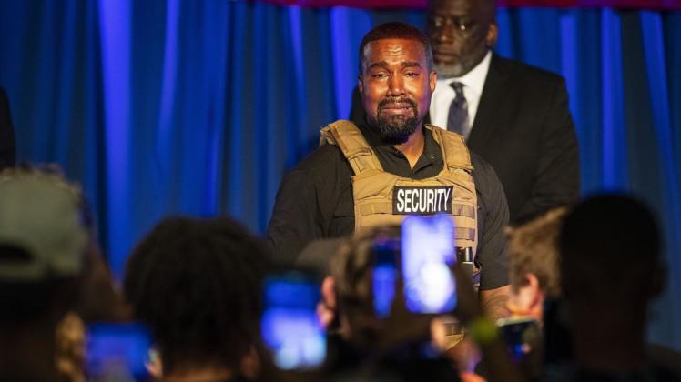 US-Rapper Kanye West tritt bei der ersten Veranstaltung seit Bekanntgabe seiner Präsidentschaftskandidatur auf. West sorgte  mit kontroversen und teils verwirrenden Aussagen für Aufmerksamkeit.