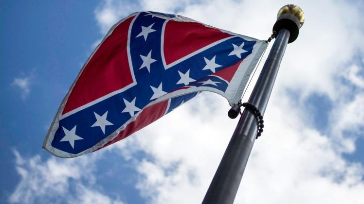 Die Konföderierten-Flagge: Mehr als 150 Jahre nach dem Ende des amerikanischen Bürgerkriegs (1861 bis 1865) ist die aus dieser Zeit stammende Flagge der konföderierten Südstaaten in den USA weiter heftig umstritten.