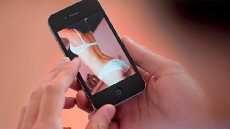 Der Angeklagte soll erotische Bilder seiner Ex-Freundin an andere weitergegeben haben. (Symbolfoto) Der Angeklagte soll erotische Bilder seiner Ex-Freundin an andere weitergegeben haben. (Symbolfoto)