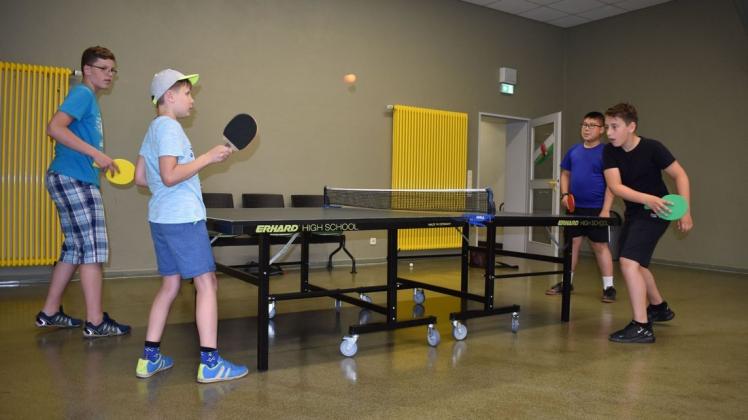 Sportlich durch die Sommerferien: Im Haus der Jugend kann auch Tischtennis gespielt werden.
