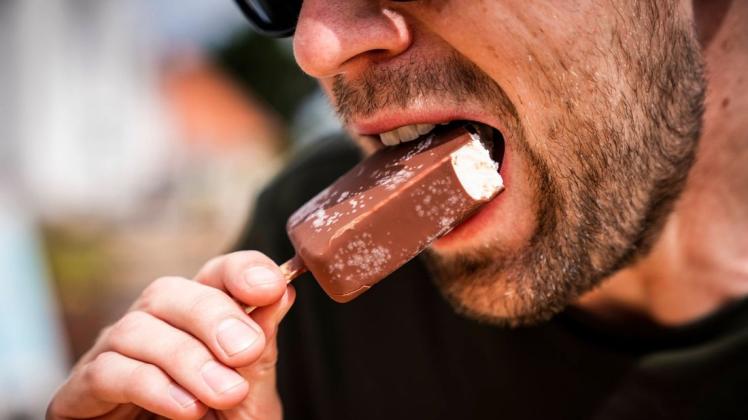 Der dänische Hersteller Hansens Flödeis benennt nach Diskriminierungsvorwürfen ein mit Schokolade überzogenes Speiseeis am Stil mit den Namen "Eskimo" um.