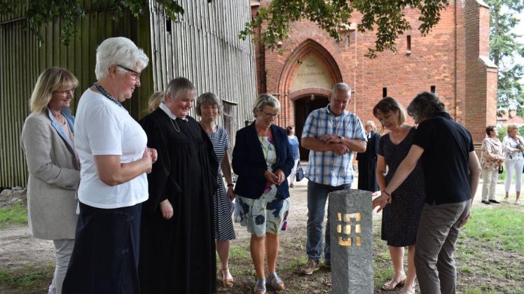 Ein Geschenk der Mitglieder ihrer Kirchengemeinden: Die steinerne Stele soll Ulrike Kloss an ihre Wirkungszeit in Groß Pankow und Umgebung erinnern.