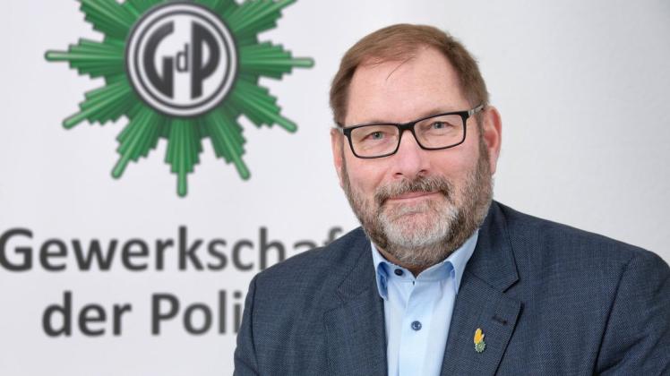 Jörg Radek ist stellvertretender Vorsitzender der Gewerkschaft der Polizei. Fehlender Respekt, Hass und Gewalt schlage seinen Kollegen immer wieder entgegen, sagt er im Interview.