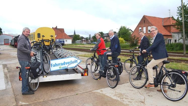 Jens Bußmann nimmt die E-Bikes vom praktischen Anhänger, Detert Brummer-Bange, Ewald Beelmann, Michael Wernke und Wilhelm Kormann fahren eine erste Proberunde (von links).