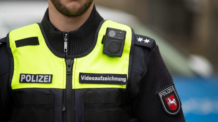 Die Polizei Delmenhorst/Oldenburg-Land/Wesermarsch wird mit Bodycams ausgestattet, um Einsätze transparent zu dokumentieren.
