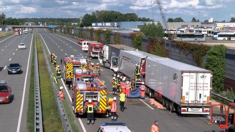 Bei einem schweren Verkehrsunfall auf der A1 ist am Dienstag ein 51 Jahre alter Lastwagenfahrer gestorben.
