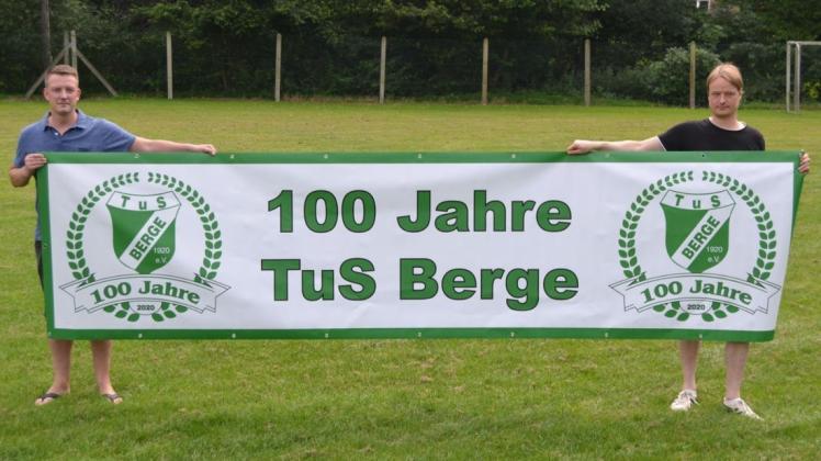 Sein 100-jähriges Jubiläum feiert der TuS Berge mit dem Vorsitzenden Michael Kamp (links) und dem  Kassenwart Bastian Kramer am 19. Juni 2021 nach.