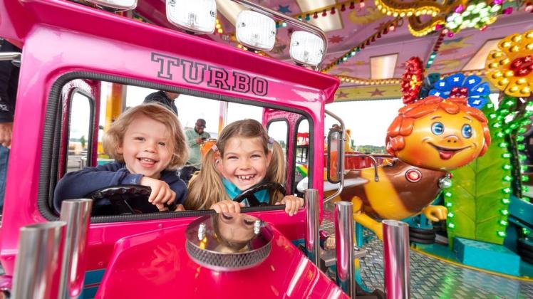 Turbo-Spaß haben Fritz (3 Jahre, aus Hamburg) und seine Cousine Ella (8, aus Niedersachsen) im Karussell
Fun-Park.