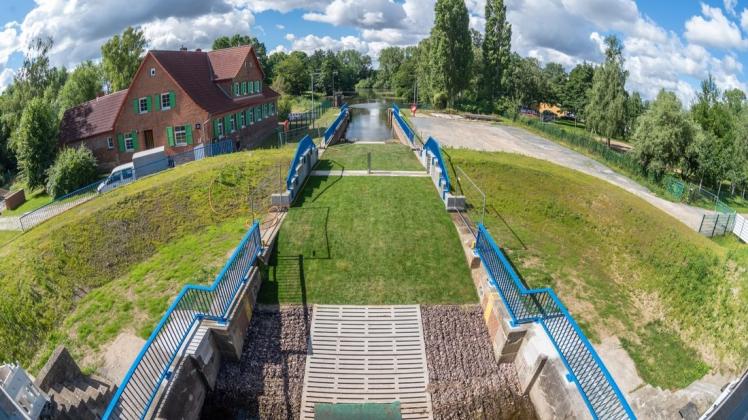 Die Schleuse am Mühlendamm in Rostock wurde trockengelegt und zugeschüttet. Perspektivisch soll sie wieder funktionieren. Die Schleuse am Mühlendamm in Rostock wurde trockengelegt und zugeschüttet. Perspektivisch soll sie wieder funktionieren.