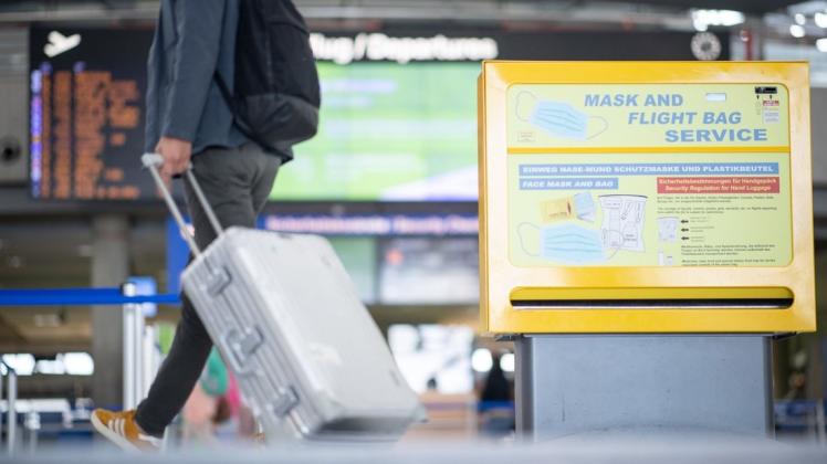 Reiserückkehrer aus Corona-Risikogebieten müssen sich am Flughafen auf das Coronavirus testen lassen.