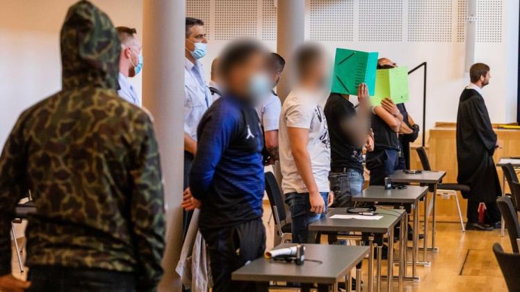 Wegen der Gruppenvergewaltigung einer 18-Jährigen in Freiburg Mitte Oktober 2018 sind die meisten der elf Angeklagten zu Haftstrafen verurteilt worden. Um die Corona-Regeln einhalten zu können, fand der Prozess nicht im Gericht, sondern in einem Konzertsaal statt.