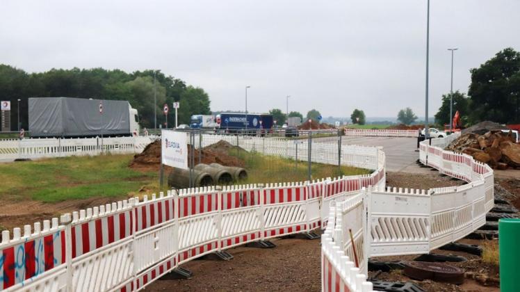 Aufgrund der Baustelle an der Raststätte Stolpe-Nord fehlt den Lkw-Fahrern eine große Zahl an Stellplätzen.