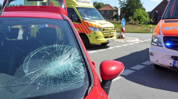 Mit dem Kopf schlug ein 69-jähriger Radfahrer in Lotte auf die Frontscheibe eines roten Ford Fiesta. Das Verbundglas verhinderte Schnittverletzungen.
