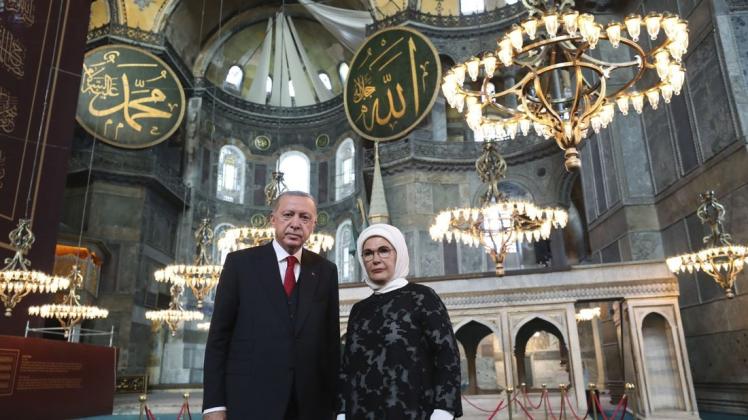 Der Präsident der Türkei, Recep Tayyip Erdogan, steht gemeinsam mit seiner Ehefrau Emine in der Hagia Sophia.