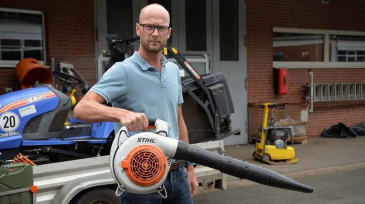 Lingens Bauhofleiter CHristian Schulte hält einen benzingetriebenen Laubbläser in der Hand. Auf Dauer möchte er auf Akkumodelle umsteigen.