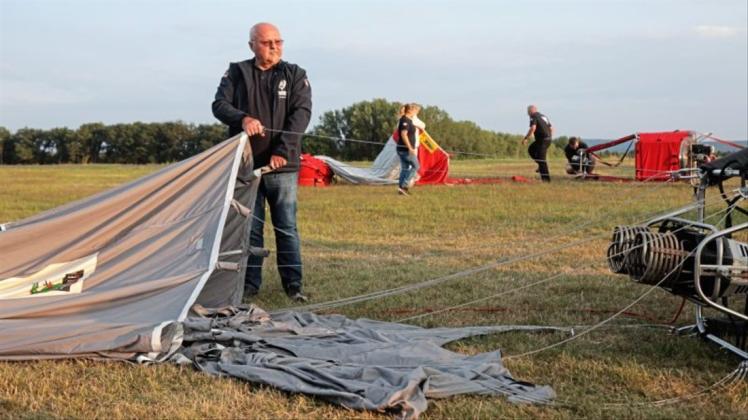 Günter Wetzel hilft bei der Aufrichtung des Ballons. Günter Wetzel tauft mit Pascal Kreins (Pilot und Mitglied der dt. Heißbluftball-Nationalmannschaft) bei einem Event der Firma Barlagmessen auf dem Flugplatz Atterheide einen Heißluftballon. 