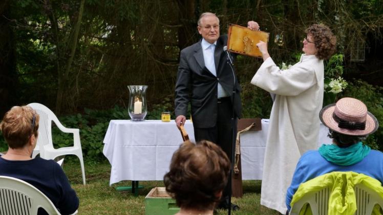 Gottesdienst mit Wabe: Pfarrer emeritus Josef Nieberding hat Marianne Etrich und den Gottesdienstbesuchern einiges über seine Bienen erzählt.