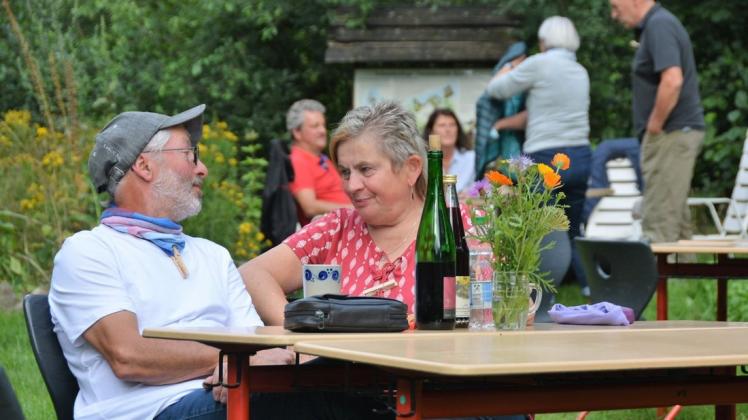 Die Zeit an den Tischen im Garten der "Station" wurde unter anderem für Gespräche genutzt. Foto: Holger Schulze
