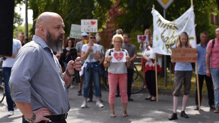 Stellungnahme vor hundert Demonstranten: Asklepios-Regionalchef Guido Lenz versuchte die Vorwürfe gegen die Klinikleitung aus dem Weg zu räumen.