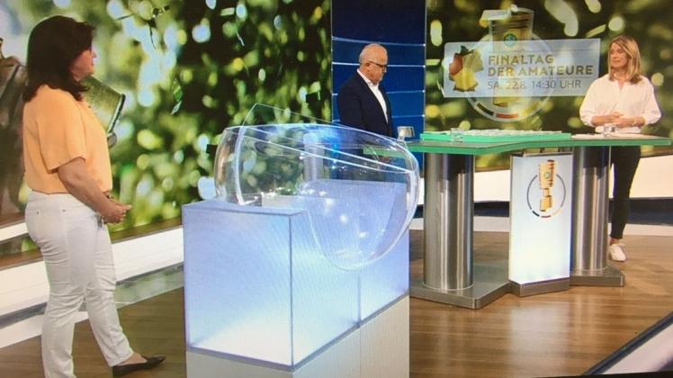 Auslosung mit Sicherheitsabstand, von links: die stellvertretende DFB-Generalsekretärin Heike Ullrich, DFB-Präsident Fritz Keller und ARD-Sportschau-Moderatorin Jessy Wellmer