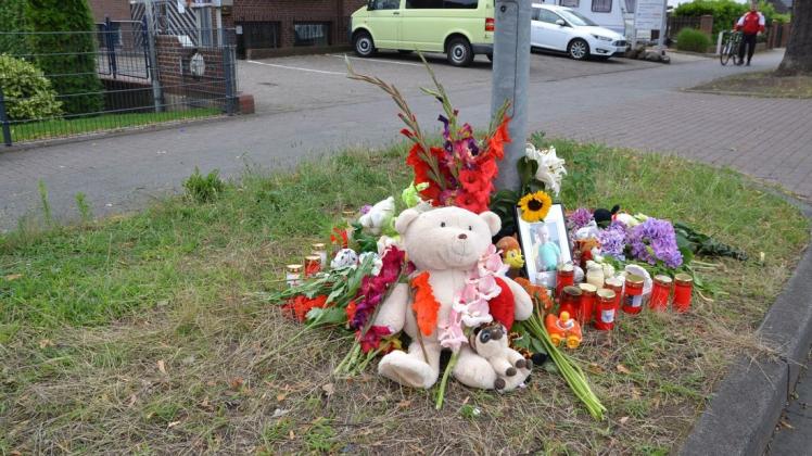 Blumen und Kuscheltiere zeugen von dem schweren Unfall an der Bremer Straße, bei dem am Samstag ein dreijähriger Junge ums Leben kam.