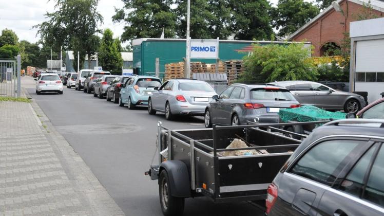 Stoßstange an Stoßstange: Bei der Zufahrt auf den Wertstoffhof an der Flachsmeerstraße kommt es immer wieder zu langen Rückstaus. Stoßstange an Stoßstange: Bei der Zufahrt auf den Wertstoffhof an der Flachsmeerstraße kommt es immer wieder zu langen Rückstaus.