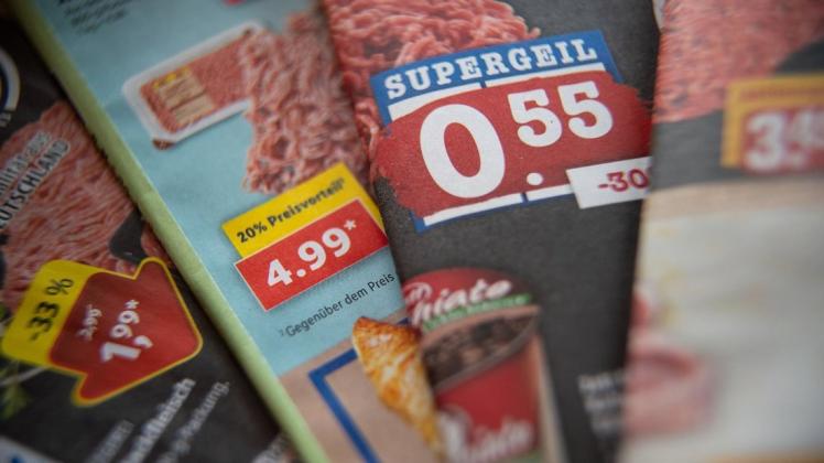 Supermärkte werben häufig mit Fleisch-Angeboten um Kunden. Bauernpräsident Joachim Rukwied findet diesen Preiskampf "unsäglich".
