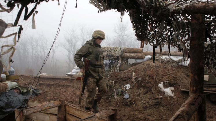 Ein ukrainischer Soldat bringt sich in Stellung an der Frontlinie in der Region Donezk.