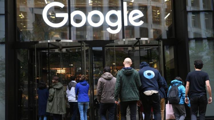 Google-Mitarbeiter stehen vor dem Londoner Büro.