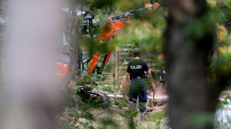 Polizisten durchsuchen im Fall der seit 2007 vermissten Madeleine "Maddie" McCann ein Grundstück bei Hannover.