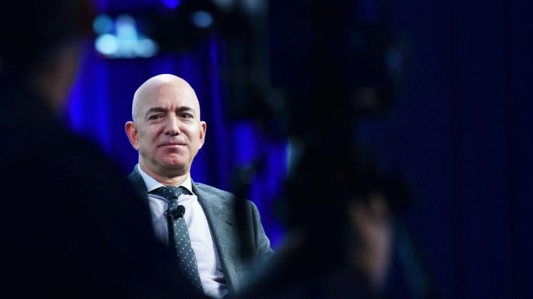 Erstmals wird Amazon-Gründer Jeff Bezos vom US-Kongress befragt. Erstmals wird Amazon-Gründer Jeff Bezos vom US-Kongress befragt.