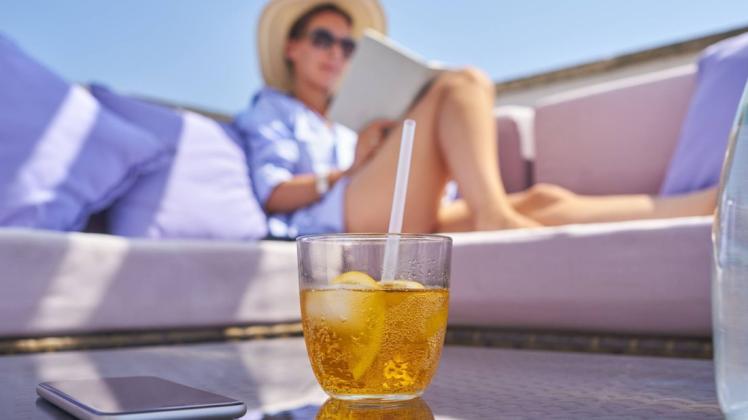 Kalte Getränke gegen die Hitze? Die Sonne als Akkukiller? Um die Sommerhitze ranken sich mehrere Mythen.
