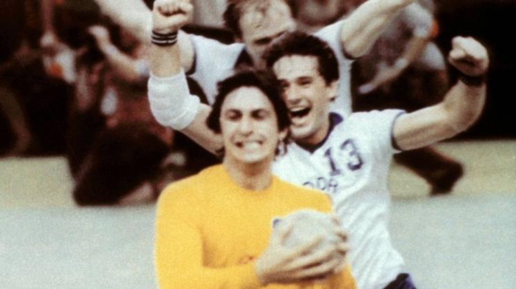 Die DDR ist Handball-Olympiasieger 1980: Wieland Schmidt & Co. bejubeln die Sensation. Im nächsten Moment wirft der Torhüter den Ball mit voller Wucht knapp neben einen Kameramann:  „Erst wollte ich ihn treffen, weil er mich nach jedem Tor der Sowjets so unverschämt angrinste, aber dann habe ich es mir doch anders überlegt.“