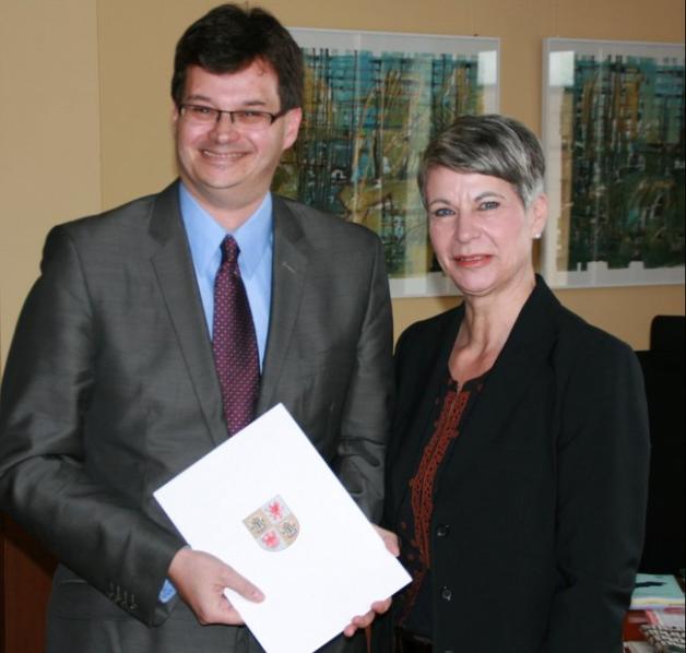 Im März 2013: Die ehemalige Justizministerin Uta-Maria Kuder (CDU) ernennt Ritter zum zum Leitenden Oberstaatsanwalt bei der Staatsanwaltschaft Rostock.