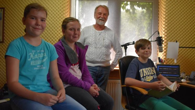 Kinder machen Radio: Für einen Podcast über Kirchenglocken besuchten Lena, Geraldine und Piet das Tonstudio von Jürgen Keim (im Hintergrund) aus Broock.