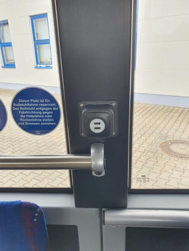 Die Busse sind barrierefrei ausgestattet und an allen Türen stufenlos begehbar. Sie sind an der zweiten und dritten Tür jeweils mit einer Klapprampe und einem Rollstuhlplatz versehen. Die Busse sind barrierefrei ausgestattet und an allen Türen stufenlos begehbar. Sie sind an der zweiten und dritten Tür jeweils mit einer Klapprampe und einem Rollstuhlplatz versehen.