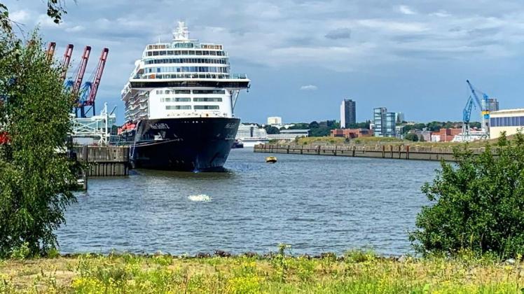 Die "Mein Schiff 2" startete ab Hamburg zu ihrer ersten Kreuzfahrt in Corona-Zeiten.