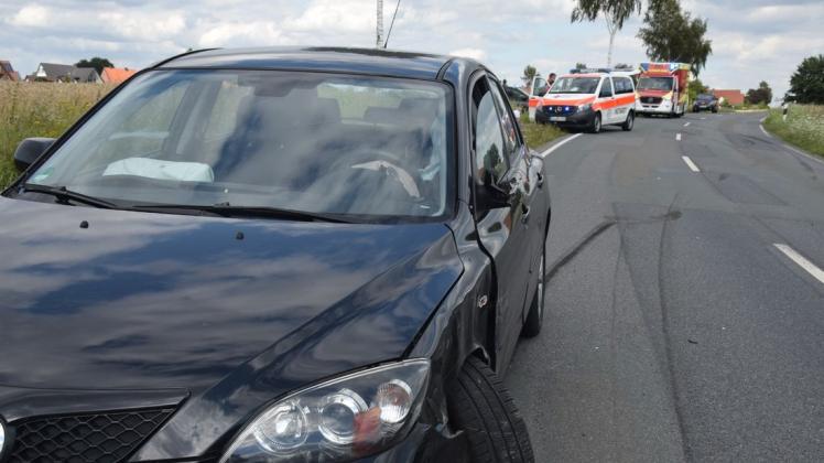 Der Mazda wurde durch den Zusammenstoß an den Straßenrand geschleudert. Der Fahrer wurde leicht verletzt.
