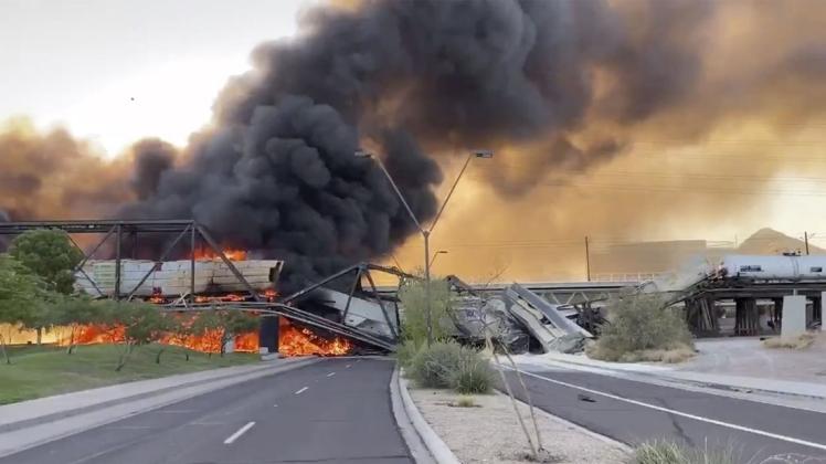 Rauch steigt von einer brennenden Zugbrücke hoch. Auf einer Brücke im US-Bundesstaat Arizona ist ein Zug entgleist und hat Feuer gefangen.