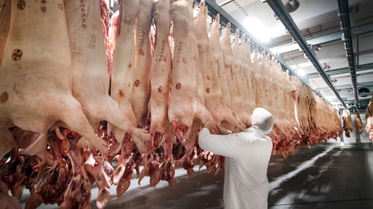 Gerade in der Fleischindustrie ist das System der Ausnutzung von Leiharbeitern besonders ausgefeilt. Foto: dpa/Bernd Thissen